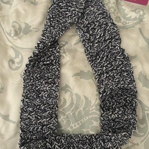 Black and White Knit scarf